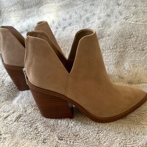 Vince Camuto Gigietta Tan Suede Block Heel Bootie Sz 7.5